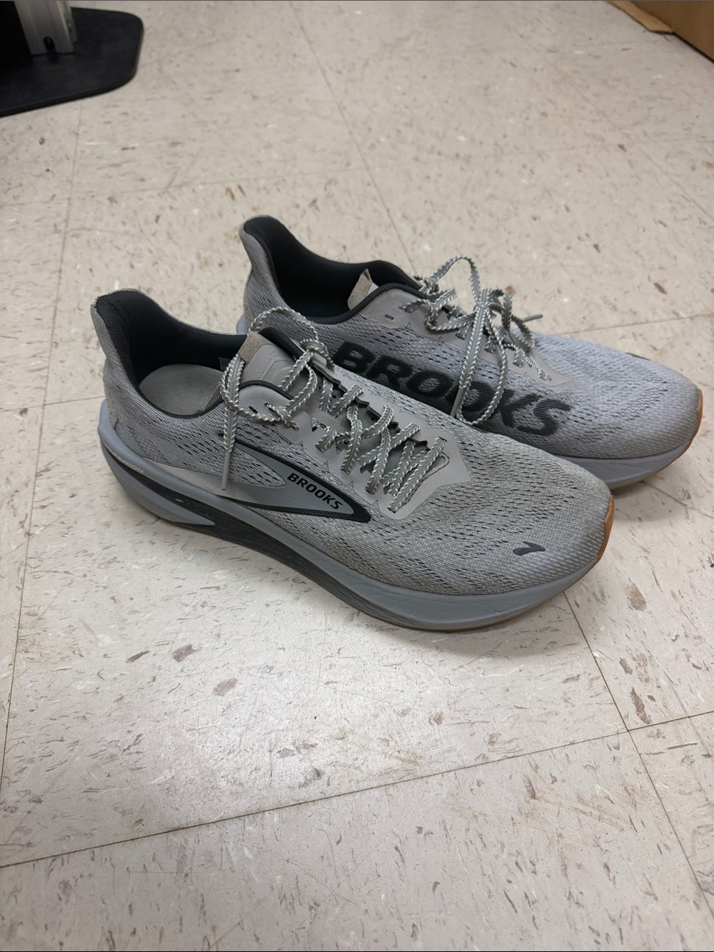 Brooks Men's Light Gray Athletic Running Shoes with Black Branding